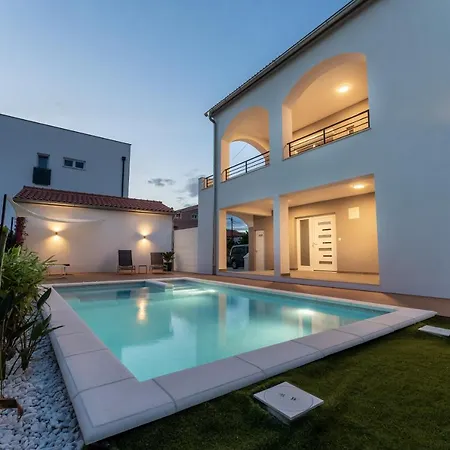 Appartement Bernie With A Pool Zadar