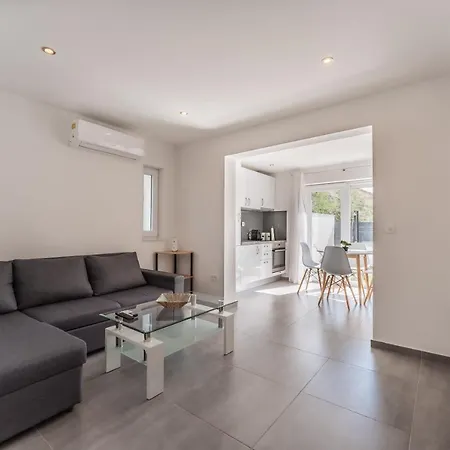 Appartement Bernie With A Pool Zadar