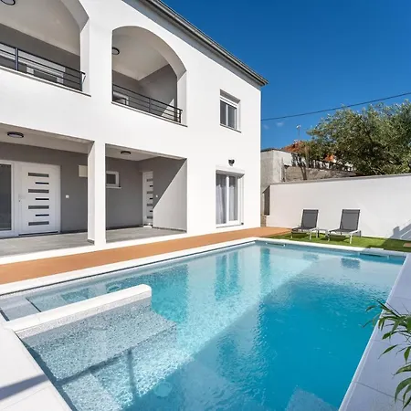 Bernie With A Pool * 자다르