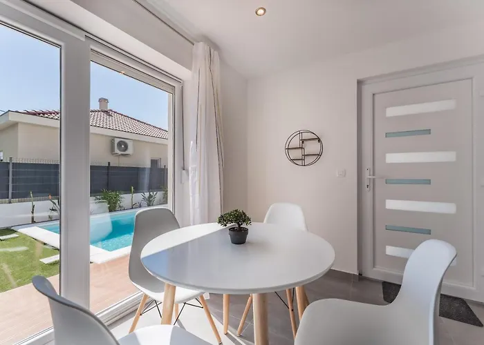 Bernie With A Pool 아파트 자다르