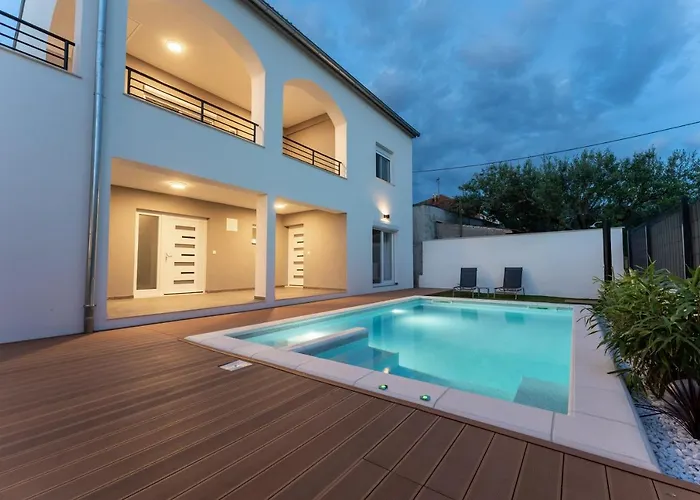 Bernie With A Pool 아파트