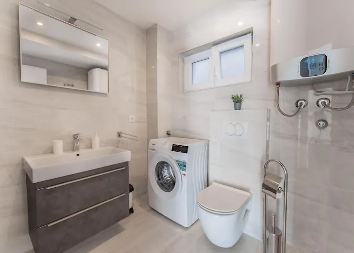 Bernie With A Pool 자다르