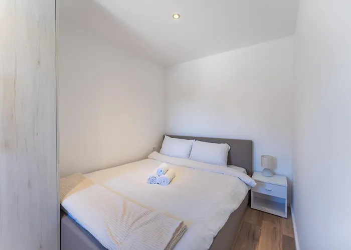 Bernie With A Pool 아파트 자다르