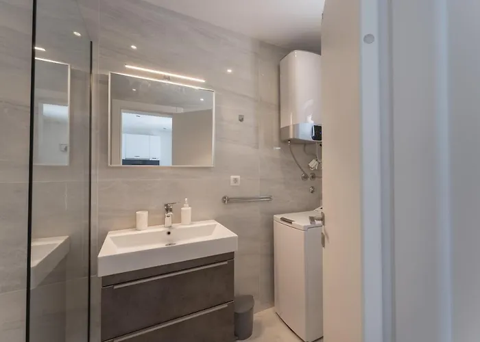 Bernie With A Pool 자다르