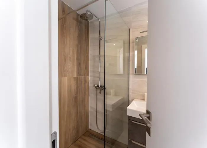 Bernie With A Pool * 자다르