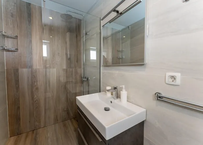 Bernie With A Pool * 자다르