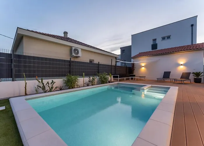 Bernie With A Pool 자다르