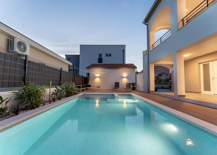 Bernie With A Pool 아파트