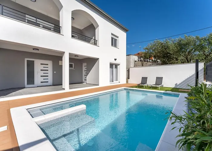 Bernie With A Pool * 자다르