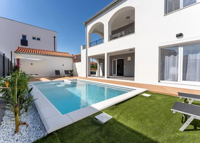 Bernie With A Pool 아파트 자다르