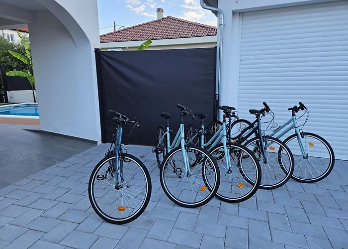 Bernie With A Pool 아파트