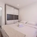 Apartman Bernie With A Pool Zára