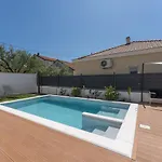 Bernie With A Pool * Zára
