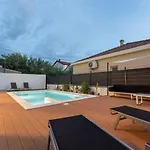 Bernie With A Pool Apartment Zadar