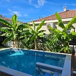 Apartman Bernie With A Pool