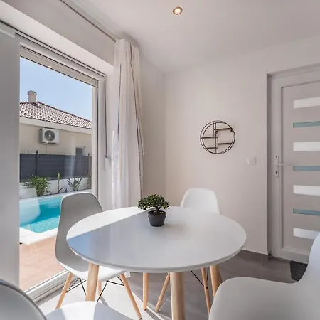 Bernie With A Pool アパート ザダル