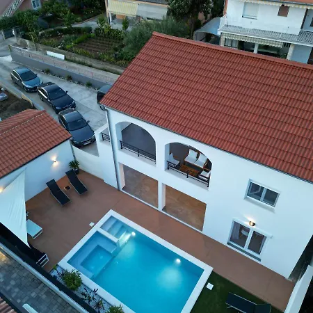 Bernie With A Pool Apartman