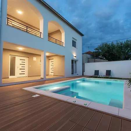 Bernie With A Pool アパート