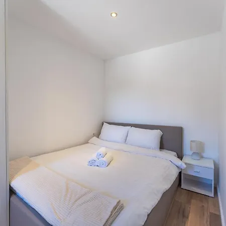 Bernie With A Pool アパート ザダル