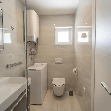 Bernie With A Pool アパート ザダル