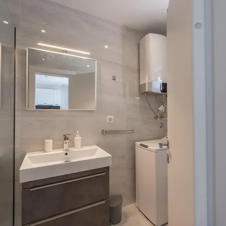 Bernie With A Pool ザダル