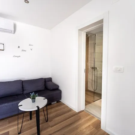 Bernie With A Pool アパート ザダル