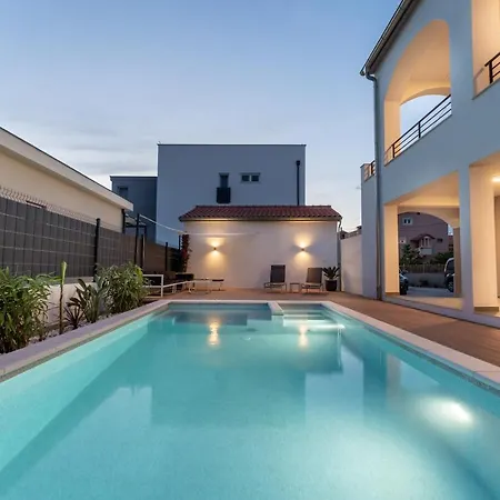Bernie With A Pool Apartman