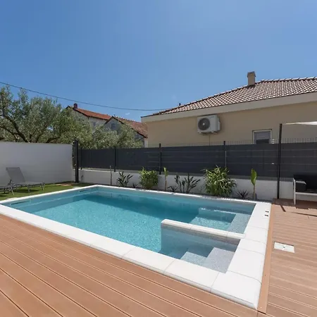 Bernie With A Pool * ザダル