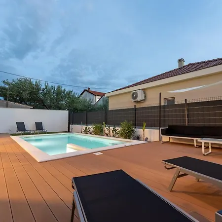 Bernie With A Pool Apartman Zadar