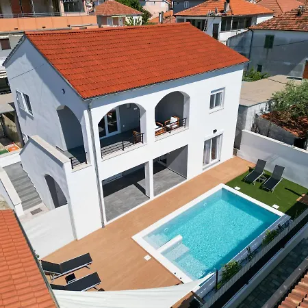 Bernie With A Pool Lejlighed