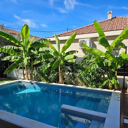 アパート Bernie With A Pool