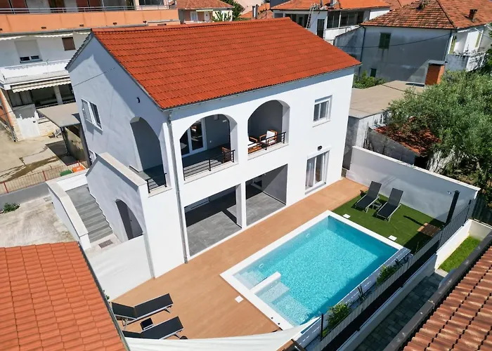 Bernie With A Pool Апартаменты